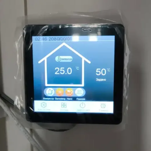 Пульт управления тепловым насосом Power World на реальном объекте: температура 25 °C, уставка 50 °C, статусы компрессора и насоса